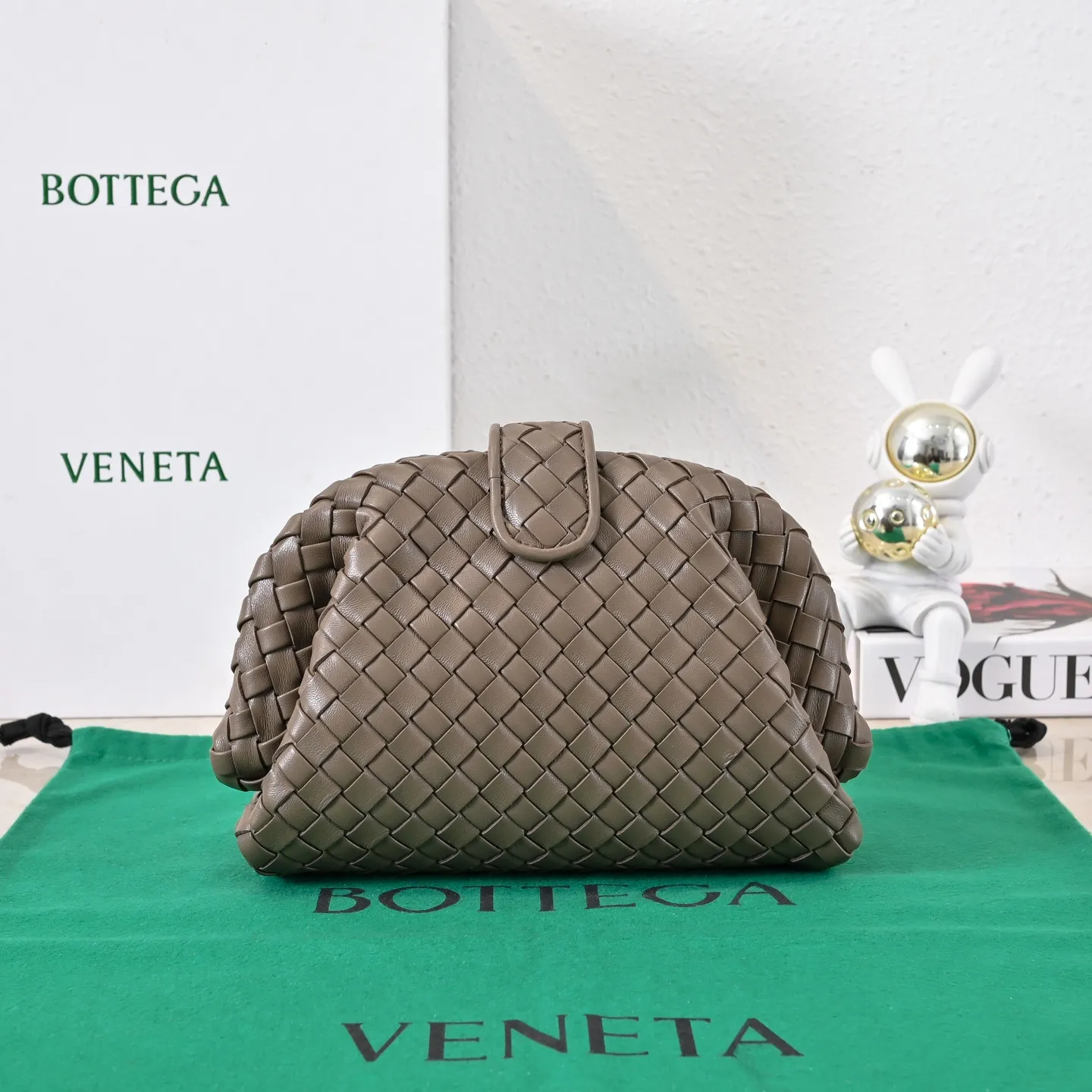 Batch 1880 BOTTEGA VENETA LAUREN 1980 small clutch bag is new! The small size that many people are squatting on is finally here. The self-adjustable zipper is a highlight of this bag. After being removed, it can be used as a handbag for important occasions. One bag unlocks two carrying methods at the same time. It is practical and has a unique sense of structure and beautiful lines. It is more elegant than a small cloud. It is a tribute to the classics and the pursuit of modernity. Style number: 4038 Size: 27*15*8cm